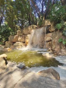 天来一水间，不息川流我。