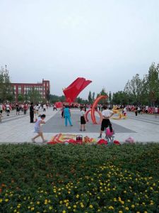 人民公园晨练的人们舞动彩绸