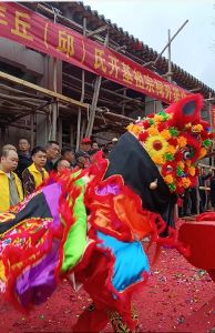 升梁仪式之舞南狮