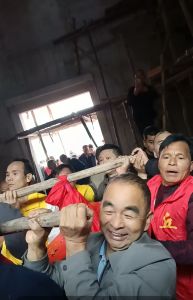 升梁仪式之宗亲齐力抬大梁
