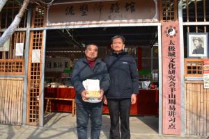 本文作者（右）与杜新强合影照