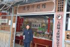 游客在杜新强泥塑体验馆门前拍照留念