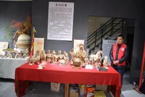 杜新强和他的泥塑作品
