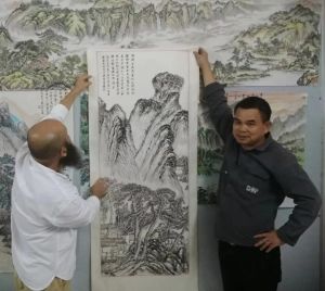 邱建辉（左）欣赏苏抗（右）欣赏国画