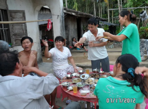 回到海南，嘉福苗村老村长的儿子在家门口摆酒款待我；左起：邓日贵、四妹、程雄、三妹；我照相，故没有看到我。