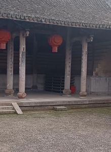堂内