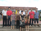 参加八一届同学会活动：原中平作业区的同学合影留念。