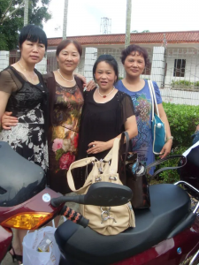 美女同学左起：薛翠兰、常春兰、赵文仙、陈海珠。