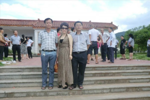 参加八一届同学会活动的同学：徐长春（左）、陈翠红（中）、陈平（右）