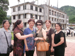 南方农场八一届参加同学会很多的美女同学左起：陈凤英、陈梅、陈海珠、‘陈翠红、常春兰、赵文仙。