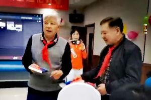 原国家建材局周振海矿长和孙尊京处长现场颁发新书