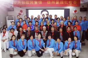 参加赠书阅读活动的全体人员留影