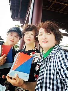 怀拥挚爱的散文集《漠风吻过南飞雁》