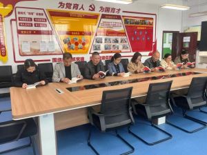青海省茫崖市第一完全小学在张河安校长的带领下，在李芳老师的组织下，举办新书阅读分享活动