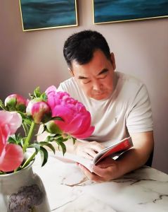 共产党员郑建迫不及待打开书籍认真阅读