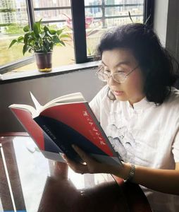 在广东收到《漠风吻过南飞雁》散文集，激动不已。随即打开阅读