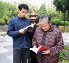 陈根花祖孙四代参加此次赠书阅读活动