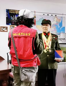 作者顾锁英赠送新著散文集给夏老