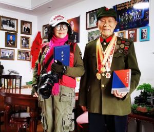 作者顾锁英与夏老留影