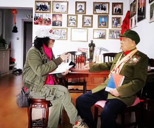 作者顾锁英采访97岁抗战老兵夏锡生