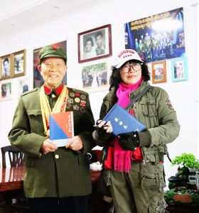 作者顾锁英与夏老合影