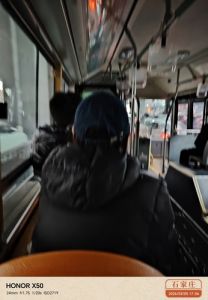 公交车上的“雷锋女孩”背影 公交车上的“雷锋女孩”背影